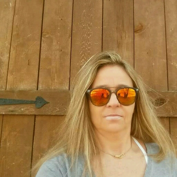 Poshmark profile picture for @sheltered